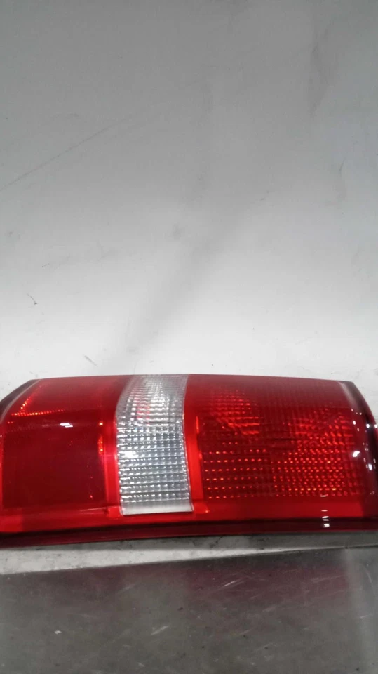 Conjunto de luz trasera izquierda usada se adapta a: camioneta Chevrolet Express 2500 2021 grado A izquierda Foto 2 de 4