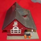 Railroad Freight Station with 2 Workmen Figures, Cart, Dolly & Boxes - HO — photo 8
