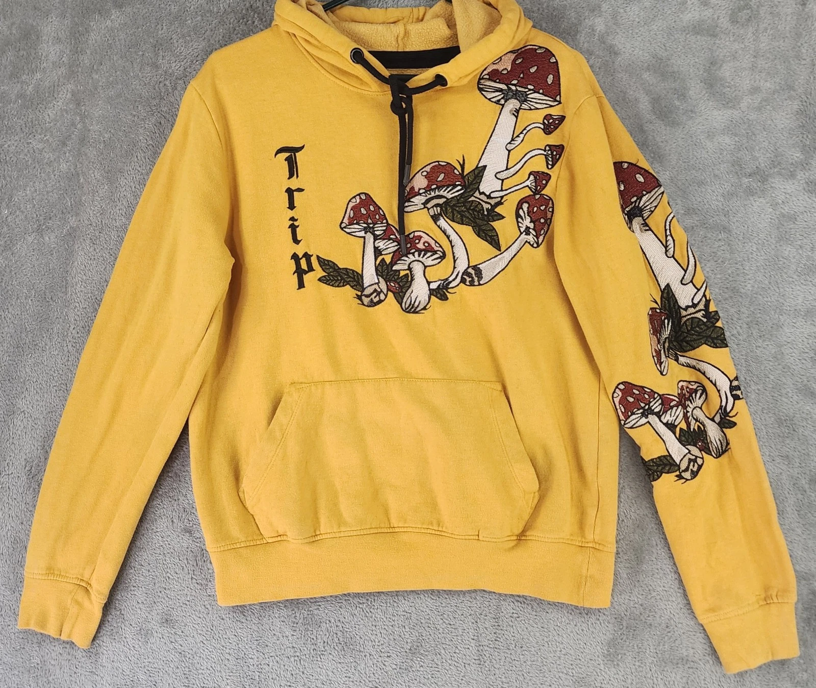 Upstanders Hoodie Mens Small Yellow Long Sleeve Pocket Trip Mushrooms Pullover