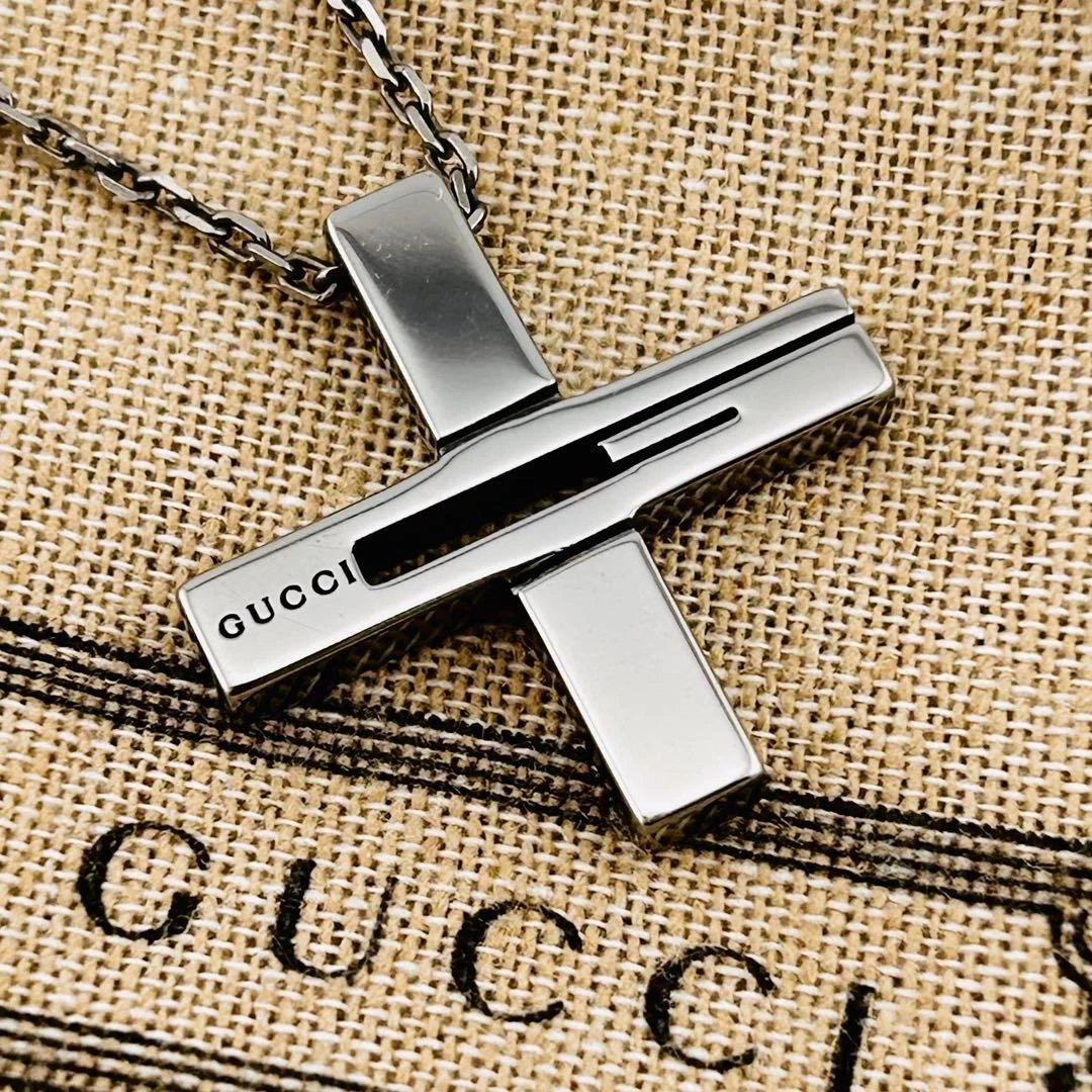 Collier Gucci G découpe croisée   Occasion, design élégant, bijoux authentiques