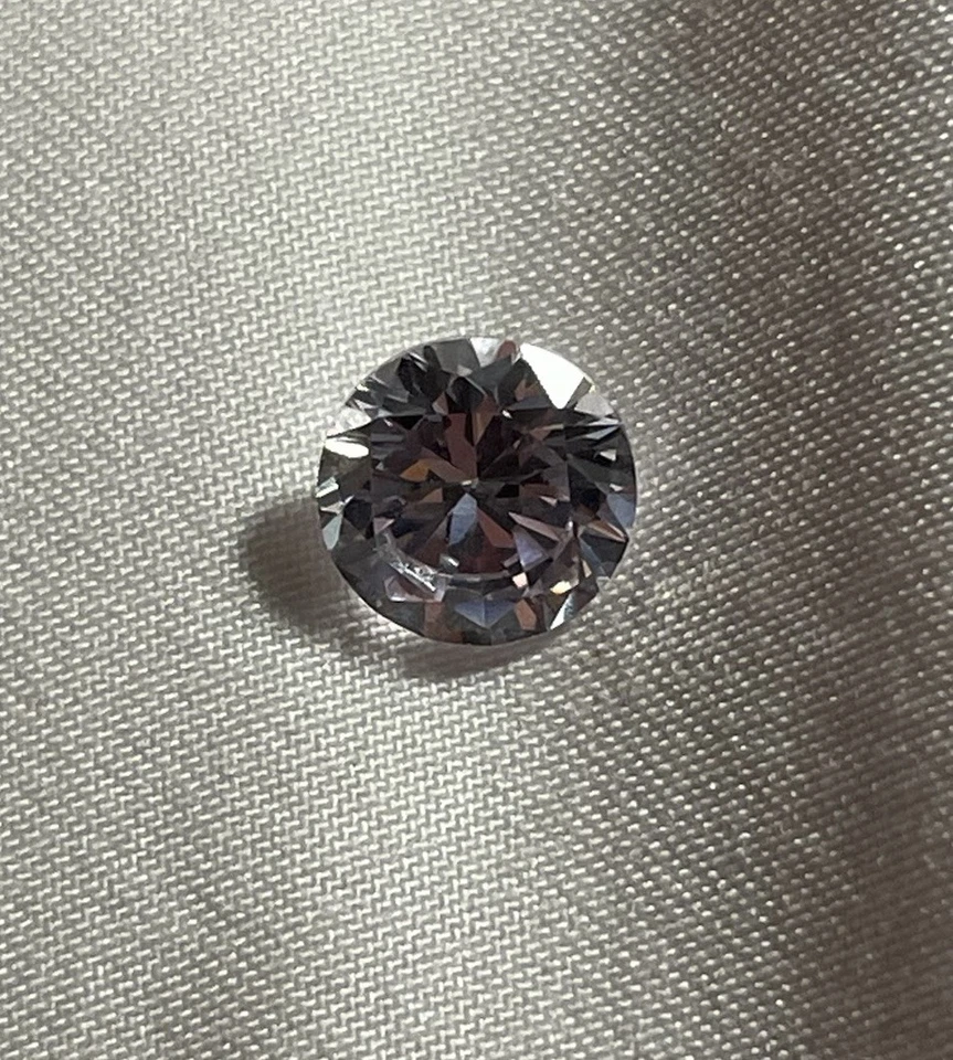 Diamante de corte redondo brillante natural de 0,35 quilates casi incoloro grado J tono rosa Foto 3 de 4