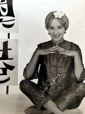 SYLVIA SYMS - BELIEBTE BRITISCHE SCHAUSPIELERIN - FÄHRE NACH HONGKONG SIGNIERTES FOTO