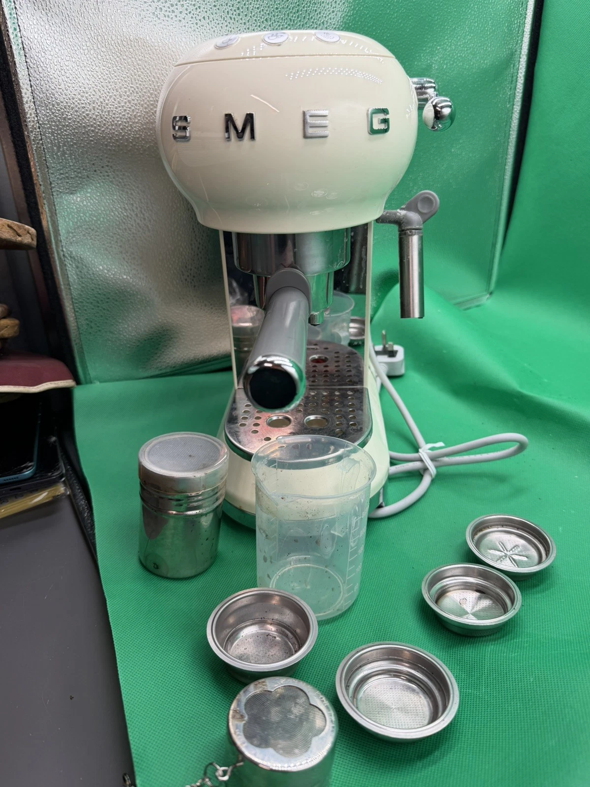 Smeg ECF01 Espresso Coffee Machine Cream Retro Style Working with attachments