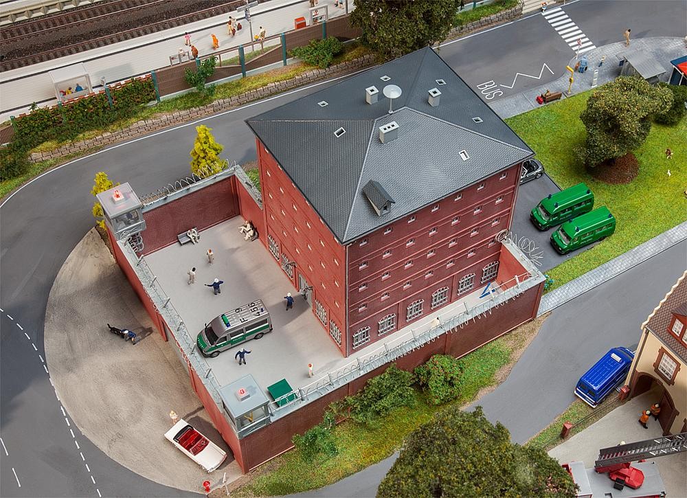 1Fにパブのあるタウンハウス（Faller HO 130447） Town house with pub