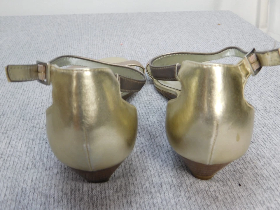 Tacones de cuña Alfani para mujer 8,5 M dorados con tiras Foto 4 de 4