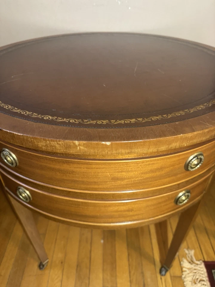"Mesa auxiliar de tambor vintage de 28"" con tapa de cuero, tiradores de latón, ruedas originales" Foto 2 de 4