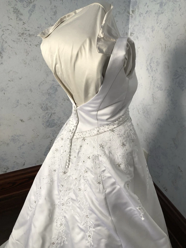 Vestido de noiva bordado jasmim tamanho 6 - Imagem 3 de 4