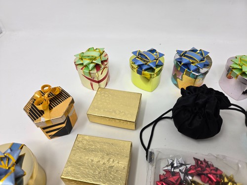 LOTE de 26+ Cajas de Regalo Pequeñas Llenas de Algodón Color Dorado Anillo Joyería Caja de Cartón - Imagen 2 de 17