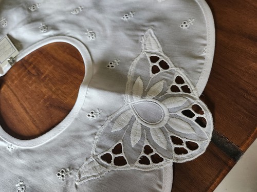 Ancien col en tissu broderie fleur travaillé blanc B7-76 - Picture 3 of 5