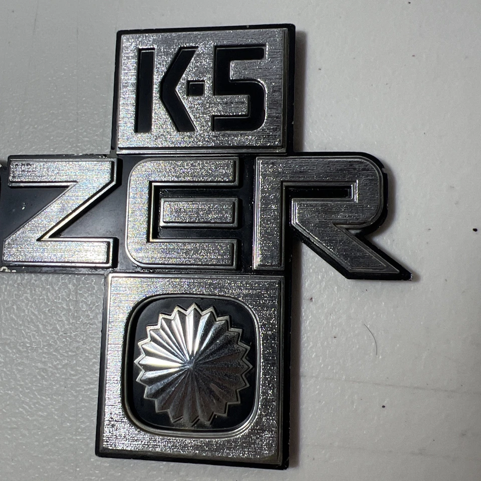 复古 OEM K-5 BLAZER EMBLEM-1981-1987 雪佛兰/雪佛兰卡车 GM 挡泥板徽章 — 第 2/4 张图片
