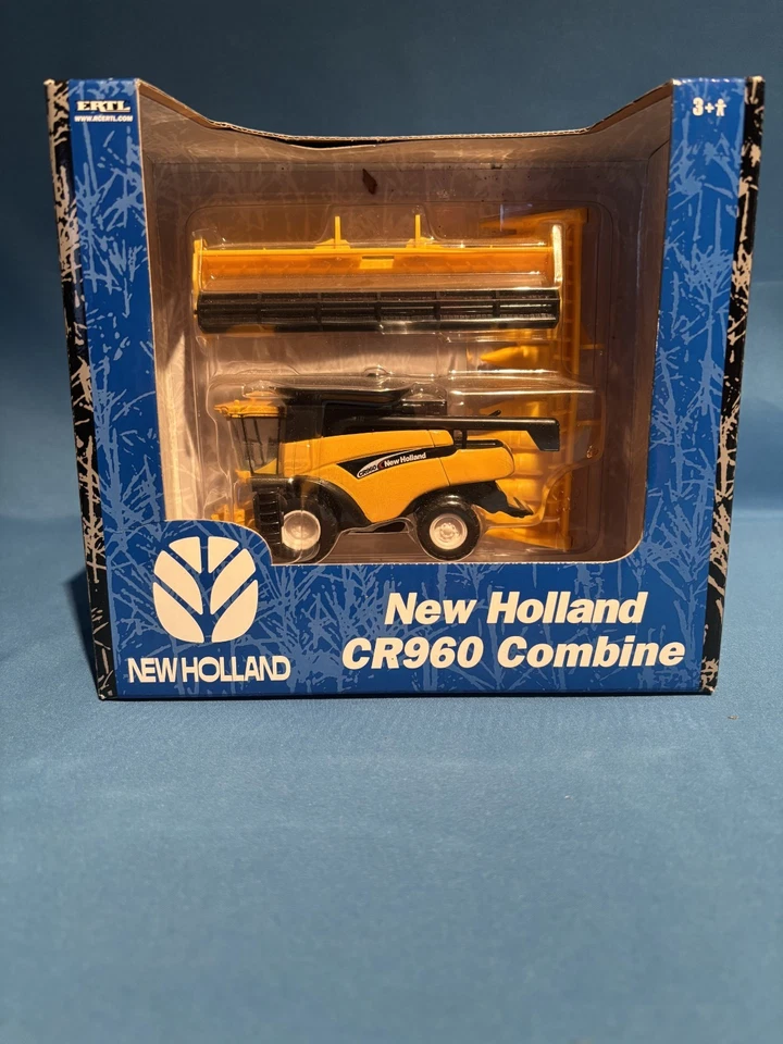 1/64 Ertl New Holland CR960 Combine with Dual Heads #13595, RC2 released in 2004 - Image 2 of 4