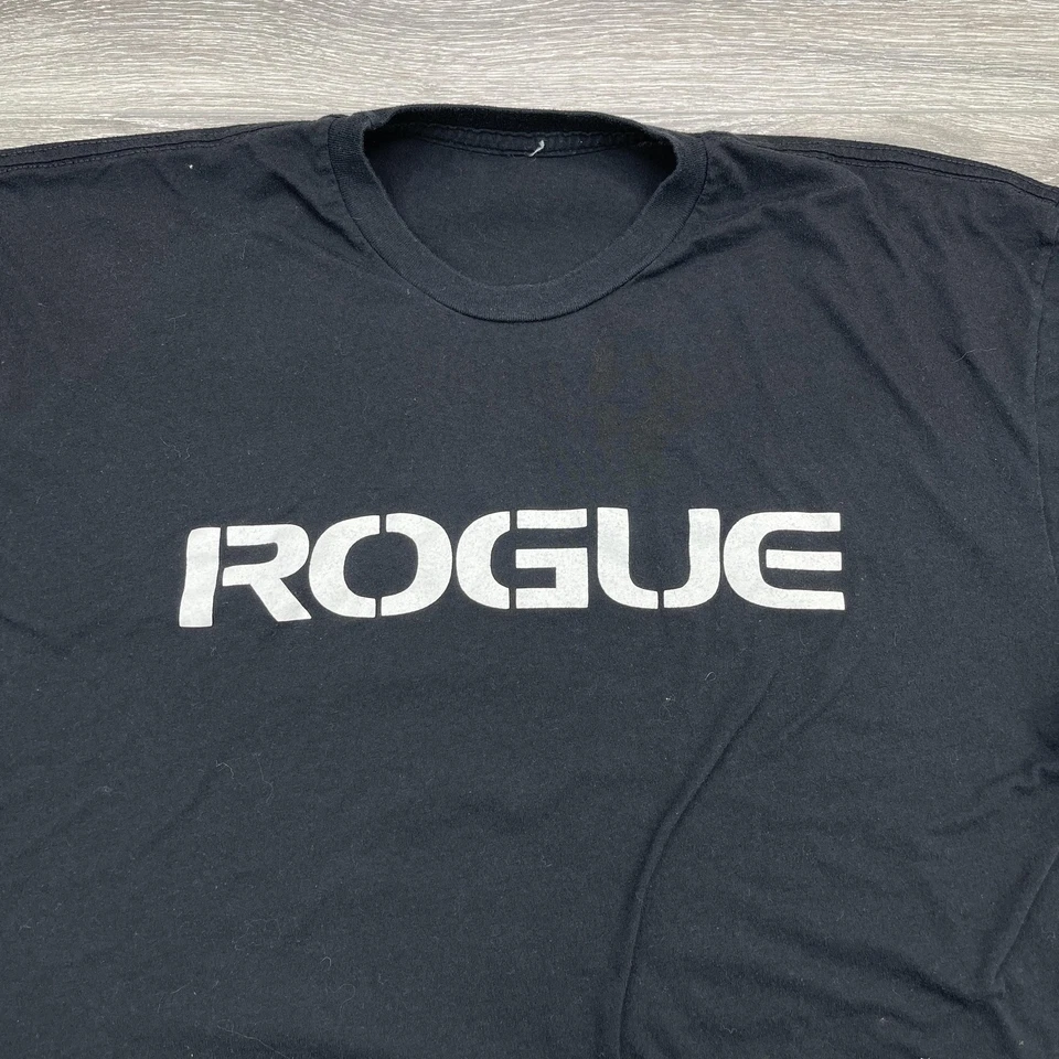 Camisa de Fitness Rogue Para Hombres Grande Negra Hecha en Estados Unidos Camiseta CrossFit Gráfico Foto 2 de 4