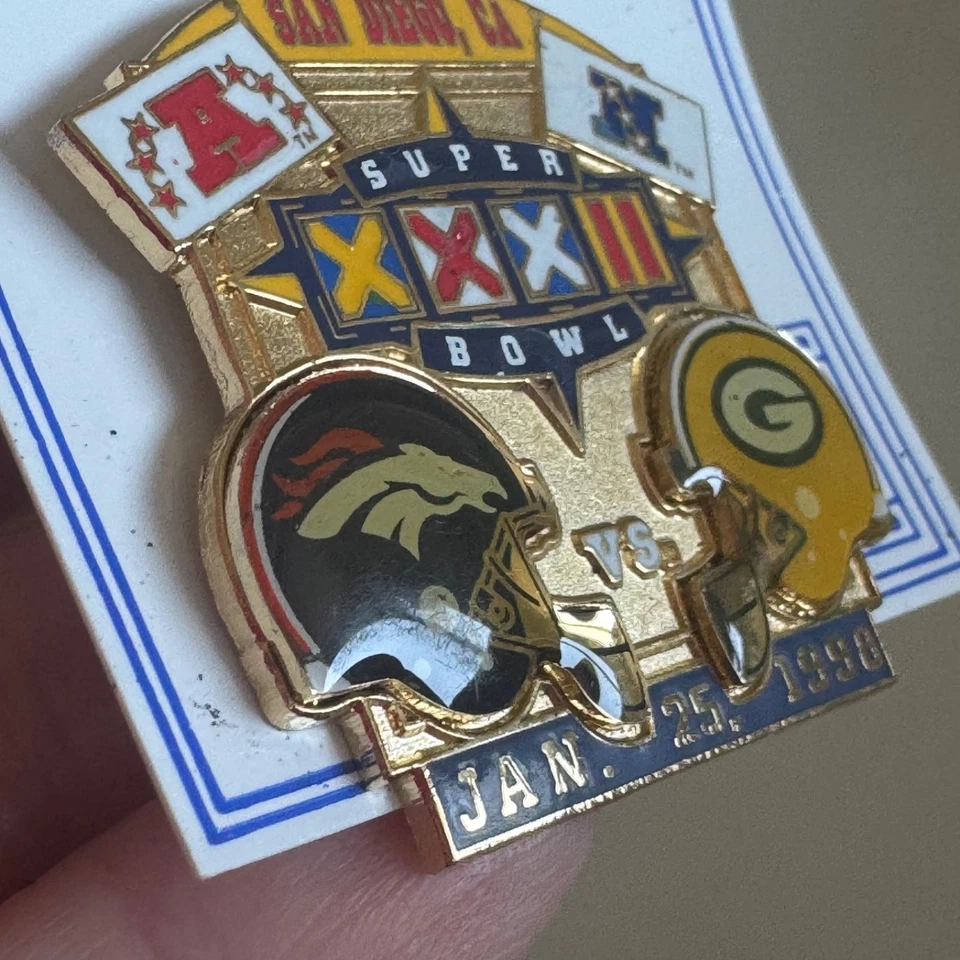 Vintage Super Bowl XXXII Denver Broncos Vs Green Bay Packers Enamel Lapel Pin Foto 2 de 3