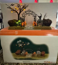Dept 56 Haunted Front Yard Halloween Village Tombstones Skulls Pumpkins