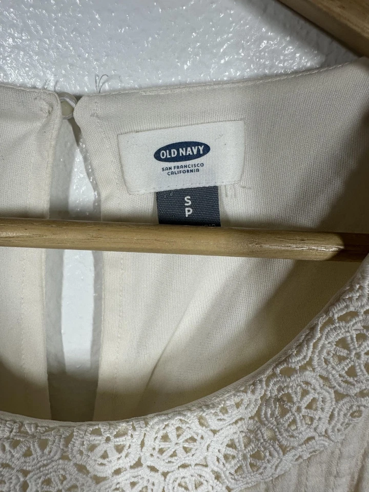 Old Navy Blouse Womens Small Ivory Sleeveless Crochet Lace Trim Pintuck Top - Image 3 of 4