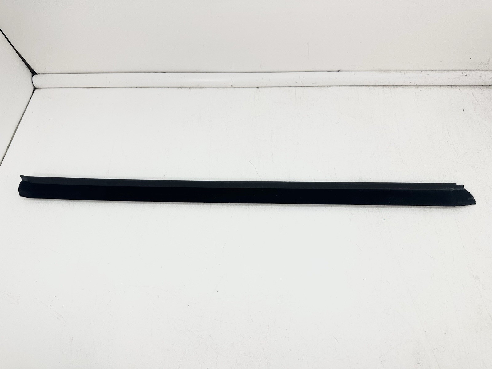 2014-20 MASERATI GHIBLI FRONT RIGHT SIDE DOOR WINDOW INNER WEATHERSTRIP SEAL OEM