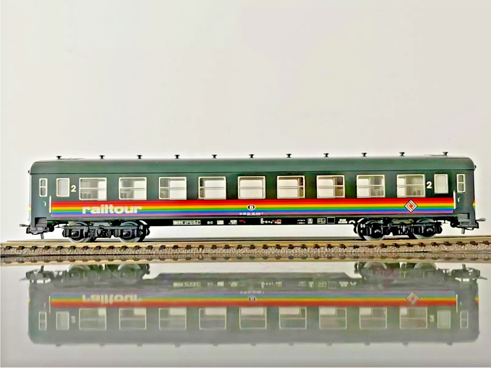 Voiture I4 B9 SNCB Märklin 4119 pour composer un train express international H0 époque IV
