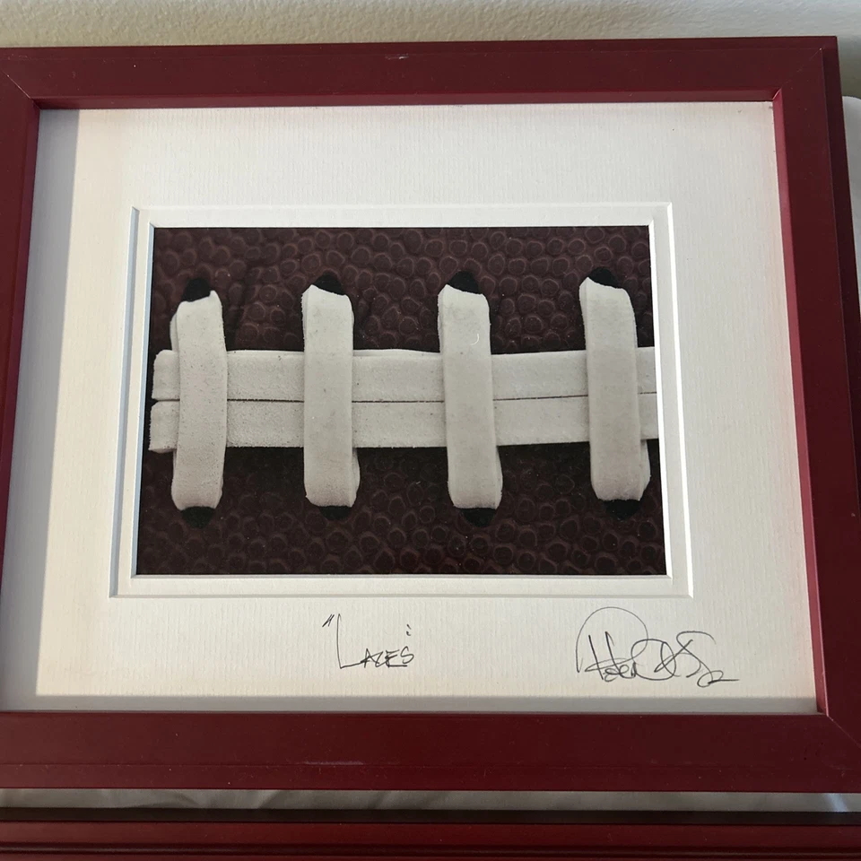 Fotos de futebol e basquete com moldura assinadas penduradas em esportes - Imagem 4 de 4