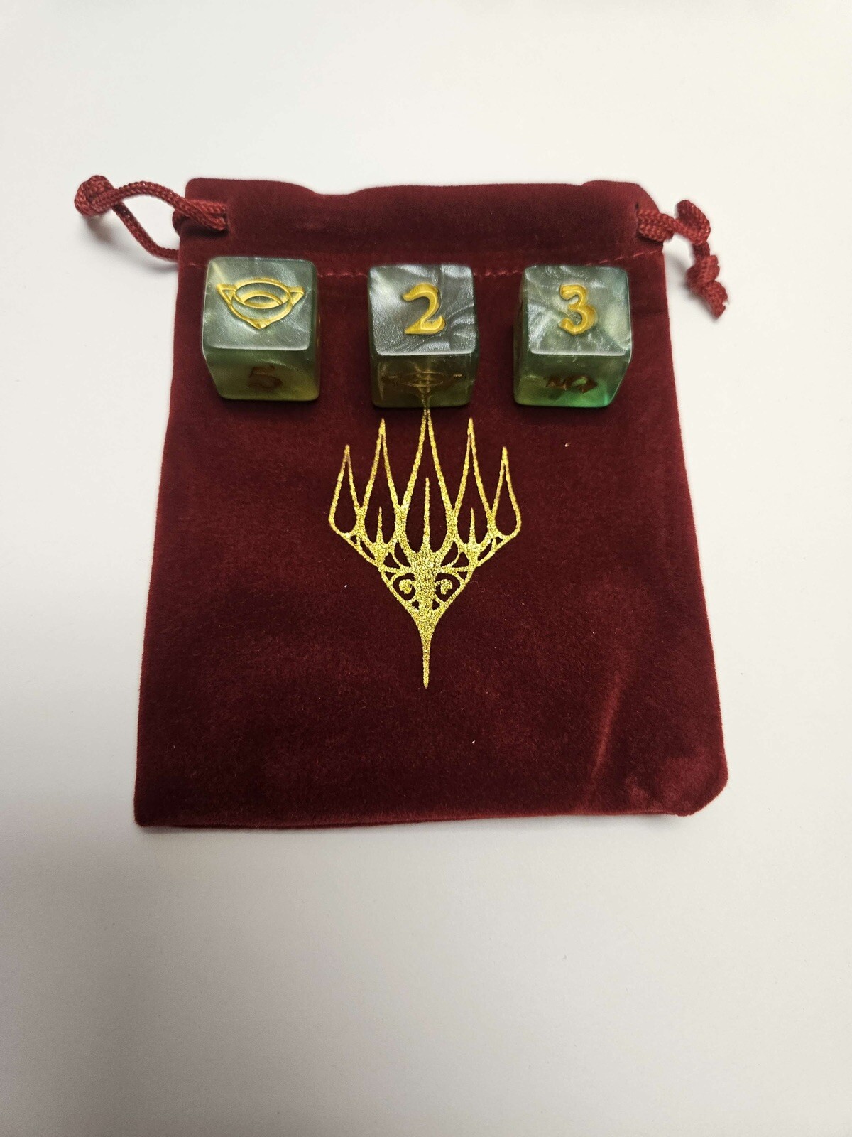 MTG - PROMO dice bag & 3 dice - Metallic Swirl Green / Gold - Lord Of The Rings