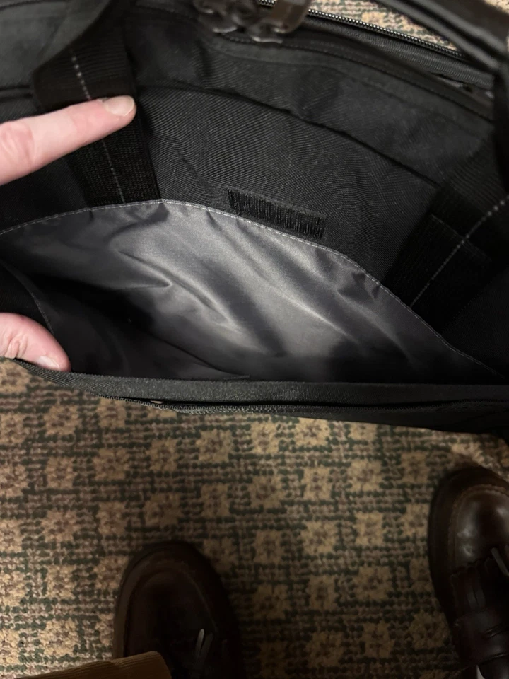 Bolsa para computadora portátil 15.6" negra Targus clásica delgada Topload Messenger TCT027US Foto 3 de 4