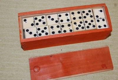 PARFAIT ÉTAT .ANCIEN JEU DE DOMINOS .DANS SON COFFRET D'ORIGINE.COMPLET.+JETONS - Photo 1/4