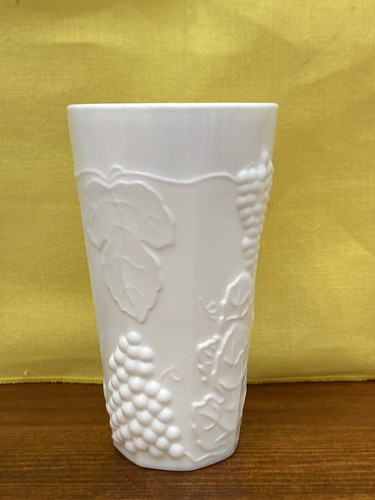MID-20TH CENTURY INDIANA GLASS MILK GLASS TUMBLER GLASS WITH HARVEST GRAPE PATT.
