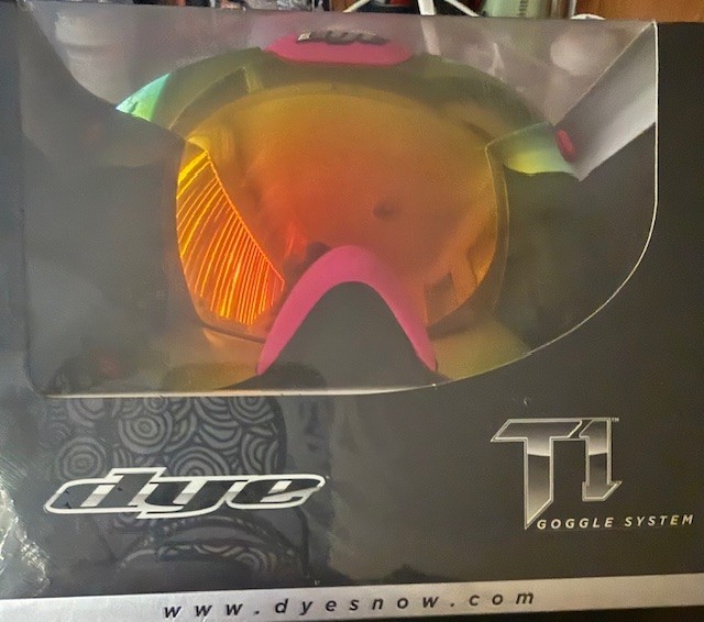 Dye t1 goggles sirmig magenta 41339301 Brand new in box.