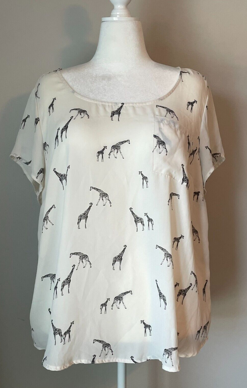 Torrid Giraffe Back Button Cap Sleeve Blouse Size… - image 2