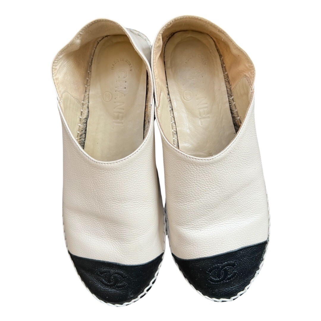 エフォートレスな贅沢を【CHANEL】ムートン CCロゴ Used Chanel rubber over the knee boots in black and white