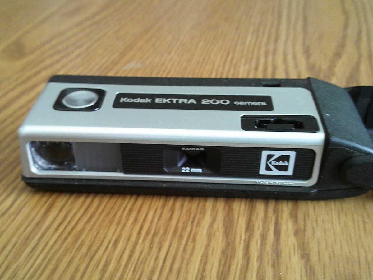 VINTAGE KODAK EKTRA 200 CAMERA