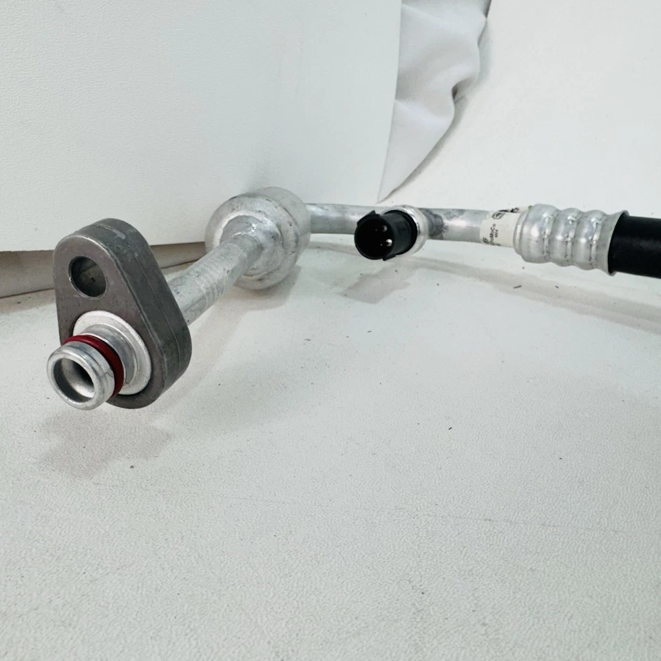 Manguera de descarga de refrigerante de aire acondicionado Motorcraft YF-3568 (7C3Z-19972-F) Ford Super Duty Foto 2 de 4