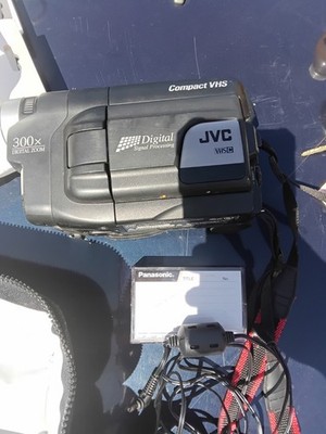 JVC Compact VHS Camcorder GR-AXM225U W/ Bag and Accessories