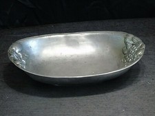 ancien plat, corbeille à fruit en étain fin décor raisins pommes poires cerises.