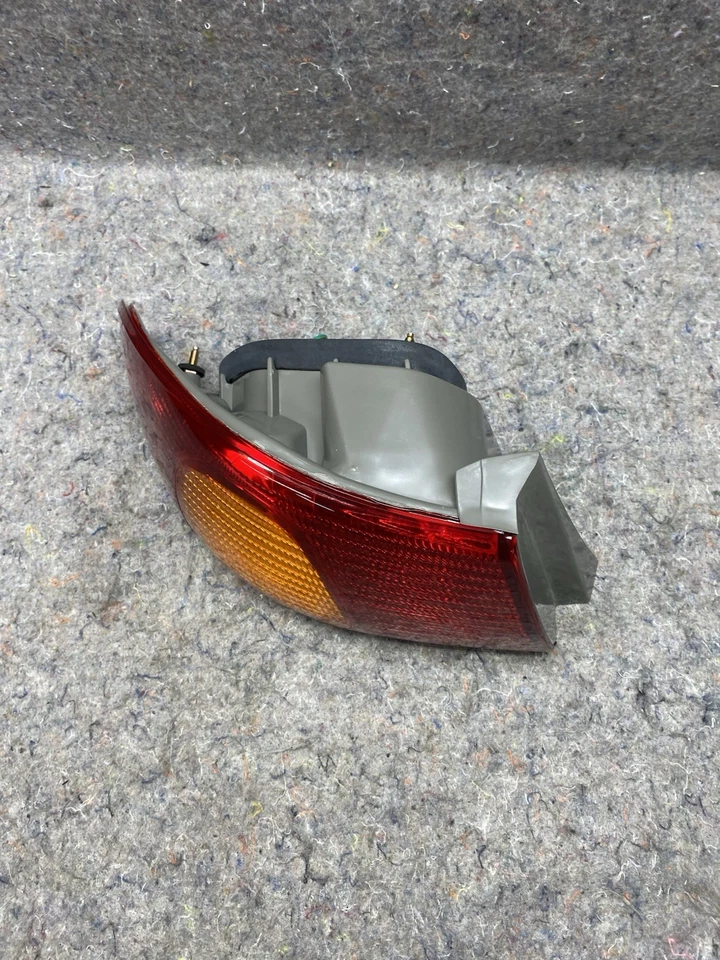 Luz trasera izquierda para Toyota Corolla 1998-2002 conductor Eagle Eye TY563-B000L Foto 2 de 4