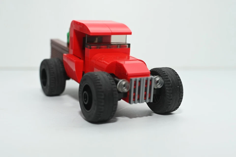 Camión Rojo Personalizado con Árbol de Navidad Modelo Construido Compatible con Ladrillos LEGO® Foto 4 de 4