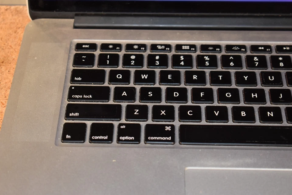 Apple Macbook Pro 15" 2015 Quad Core i7 2.2GHz 16GB RAM 512GB SSD MacOS 12.7 Foto 4 de 4