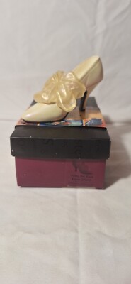 VTG Just The Right Shoe Tying the Knot 25008 Raine Willitts designs 1999 Release