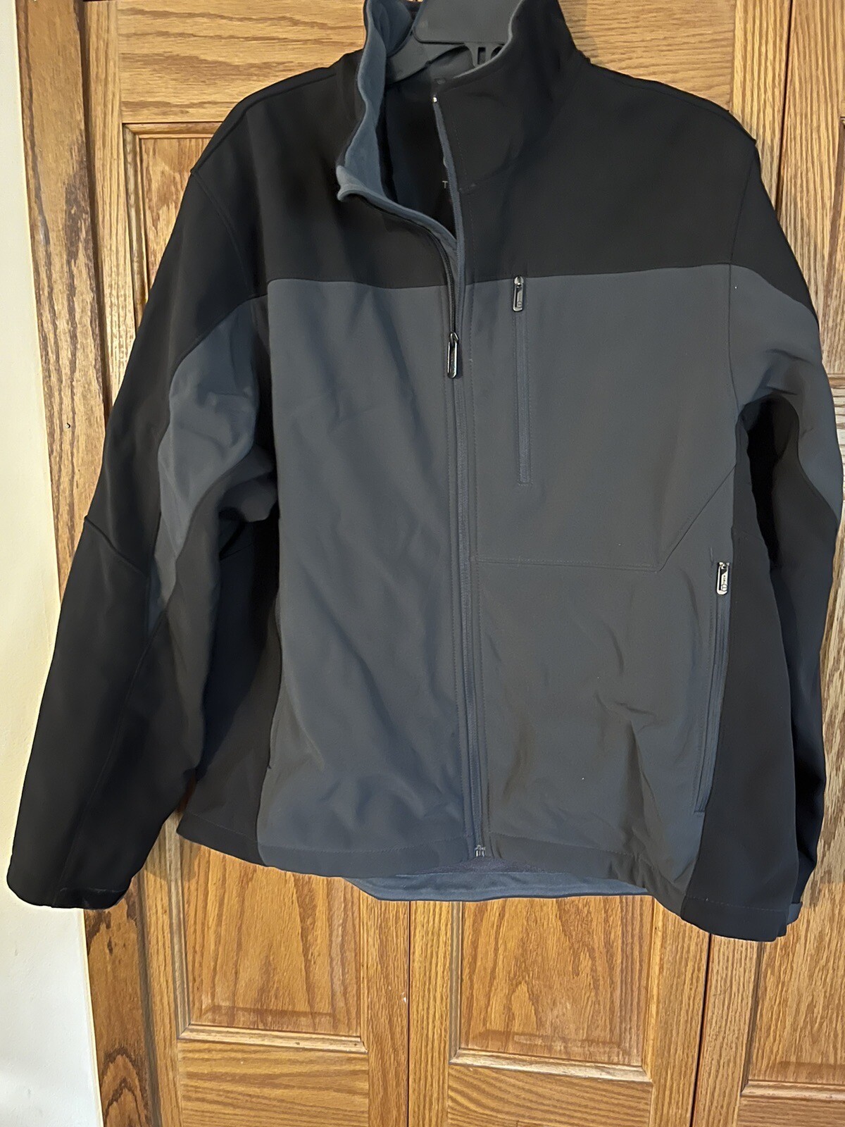 TECH BY TUMI MENS BLACK AND  GRAY SOFT   JACKET SIZE XL. PRE OWNED