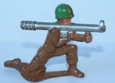 MANOIL Soldier Kneeling wBazooka M183 Dimestore Original Paint BARCLAY