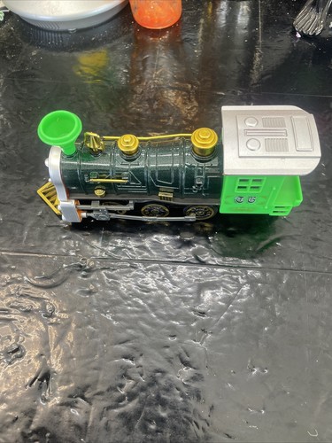 RI Novelty - Pull Back Die-Cast Metal Vehicle - LOCOMOTIVE TRAIN (Green)(7 inch) - Picture 2 of 2