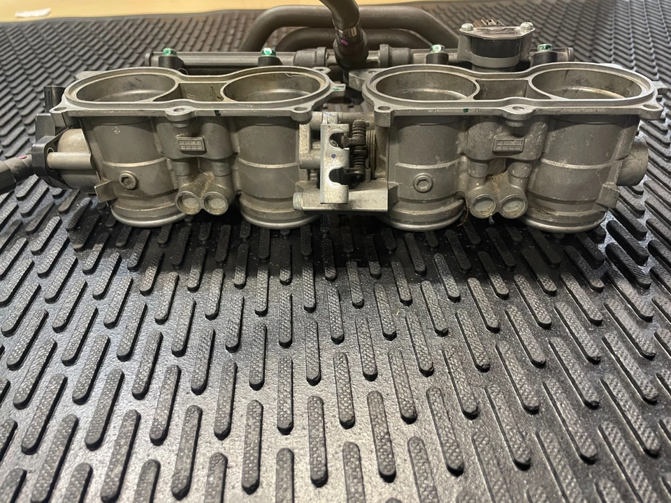 Carrocerias de acelerador Honda CBR1000RR 2008–2011 com injetores de combustível fabricante de equipamento original | Testado - Imagem 4 de 4