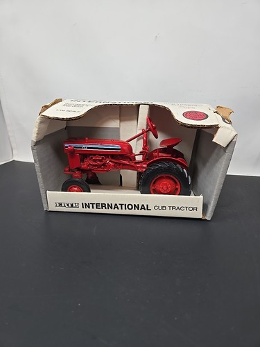 Ertl International Cub Tractor 1976-1979 Diecast 1:16 - Picture 1 of 9