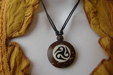 Collier ethnique surf pendentif Triskell celtique médaillon en bois de cocotier