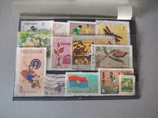 13 timbres du Vietnam lot 590