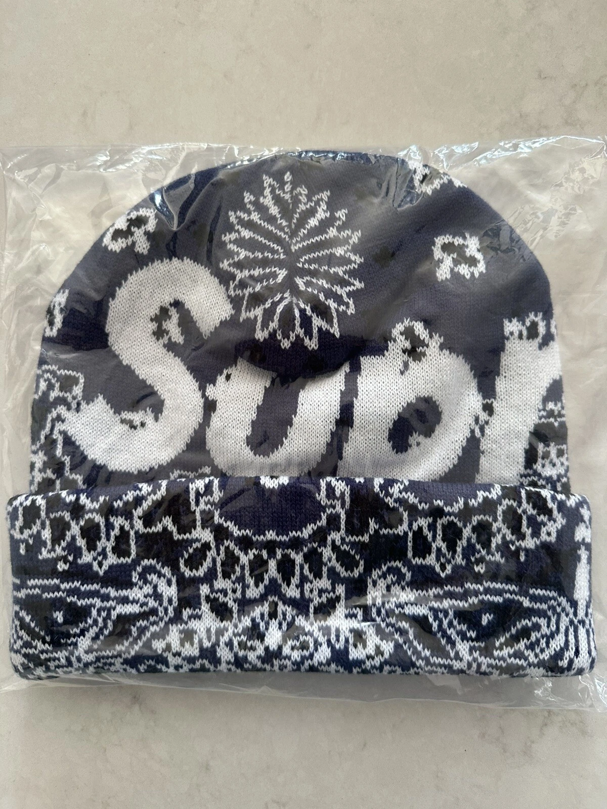 Bonnet acrylique Supreme FW24 grand logo bandana bleu cachemire taille unique neuf EN MAIN
