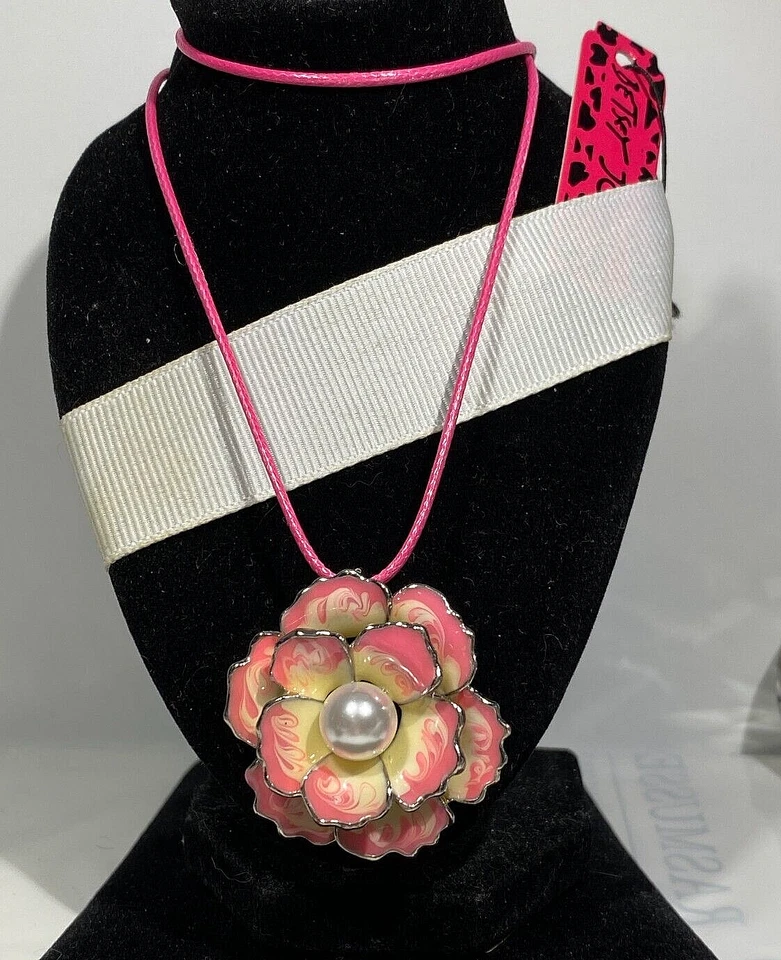 BETSEY JOHNSON REMOLINADO ROSA/BLANCO ESMALTE Y PERLA CAMELIA PLATA PRENDEDOR/COLGANTE Foto 2 de 4