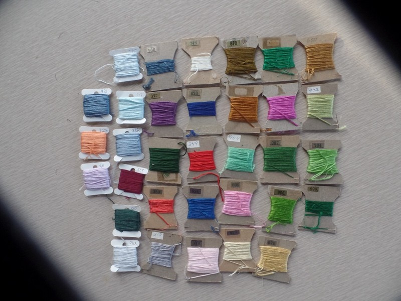 Vintage   Embroidery Floss Thread Lot of 33 on Cards Various colors