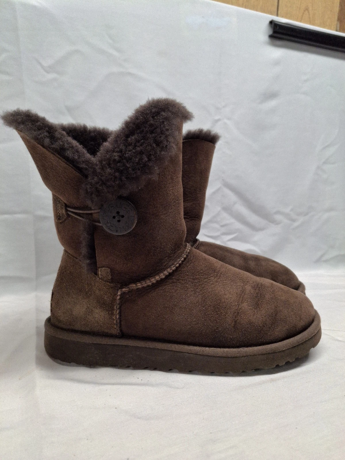 Stivali corti UGG donna Bailey con bottoni taglia 7 marrone scamosciato sherpa shearling fury
