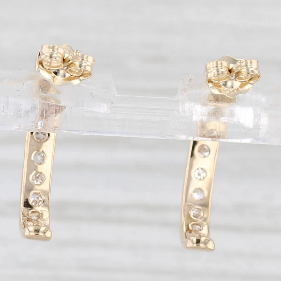 Pendientes de gancho en J de diamantes de 0,24 quilates gotas perforadas de oro amarillo de 14 k Foto 3 de 4