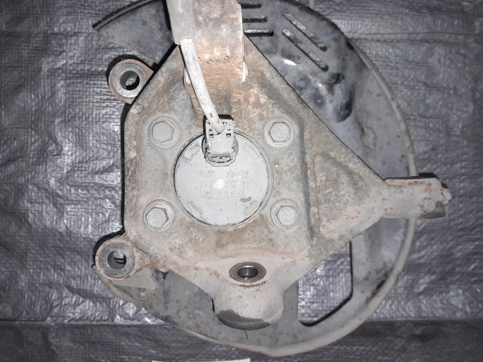 RIGHT PASSENGER FRONT Spindle With Hub OEM 2000 2005 Toyota MR2 SPYDER 01 02 03 - Image 2 of 3